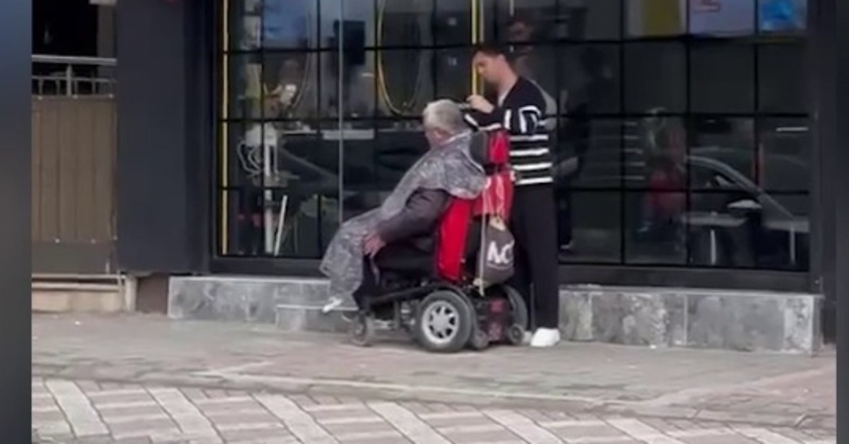 Berber dükkanına giremeyen engelliyi kaldırımda tıraş etti