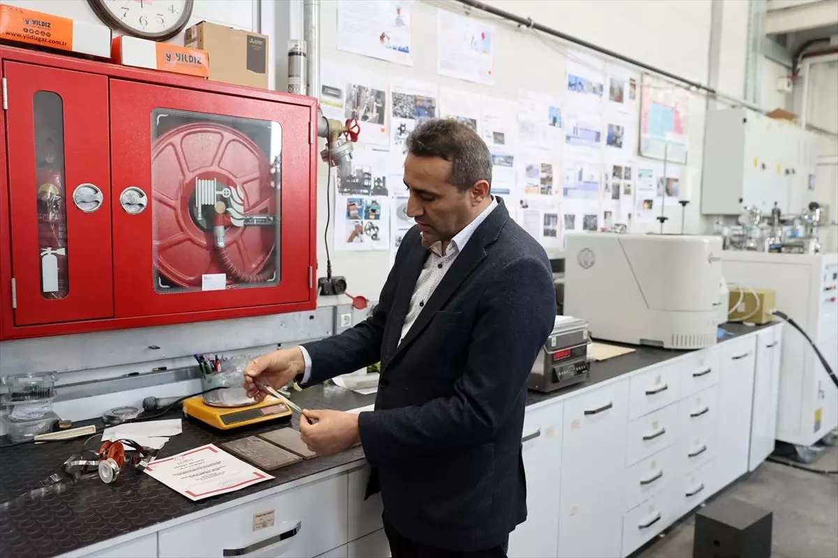 Sivas Üniversitesi’nde Elektromanyetik Kalkanlama Özellikli Endüstriyel Boya Üretildi