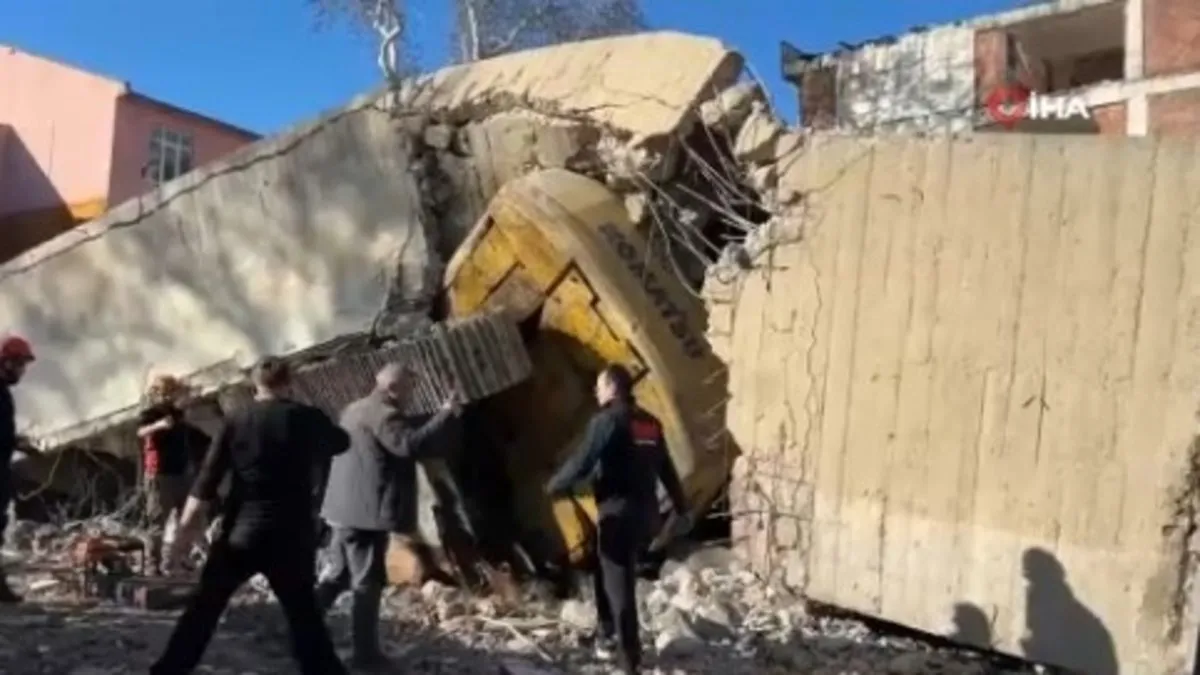 Uşak’ta bina iş makinesinin üzerine çöktü: Operatör göçük altında kaldı