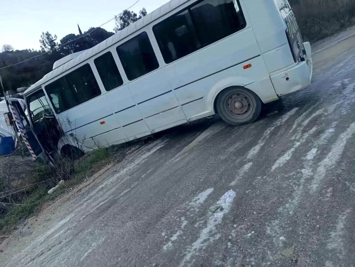 Antalya’da Okul Servisi Devrilmekten Kurtuldu