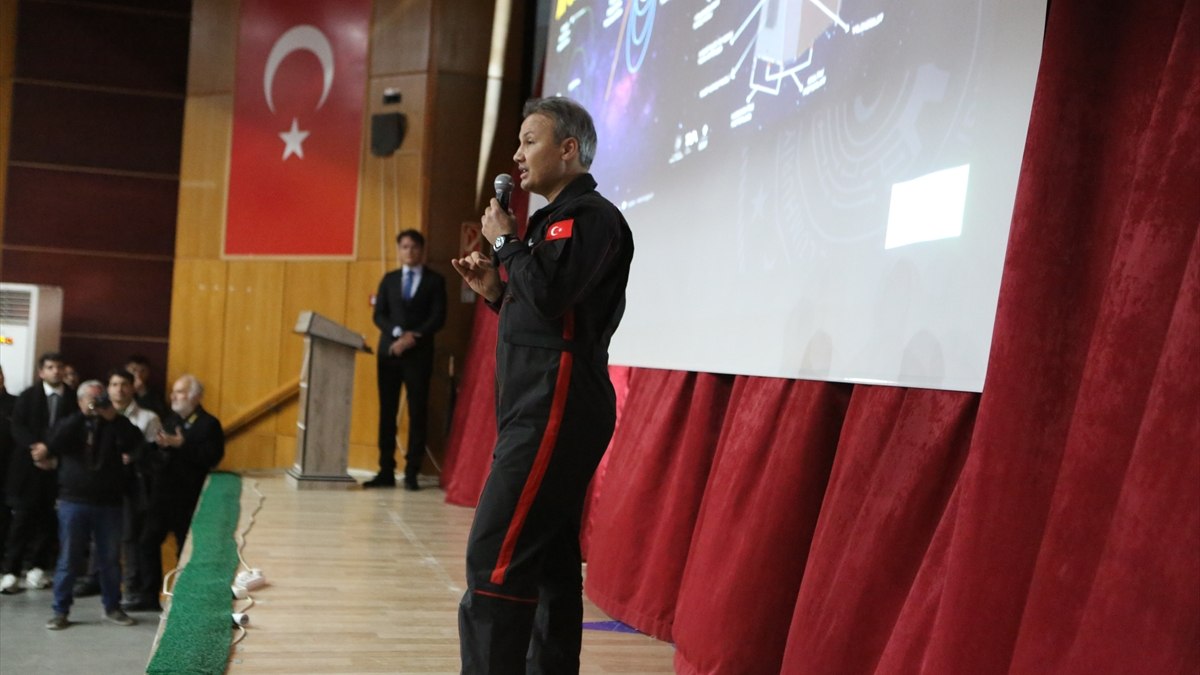 Türkiye’nin ilk astronotu Alper Gezeravcı öğrencilerle buluştu