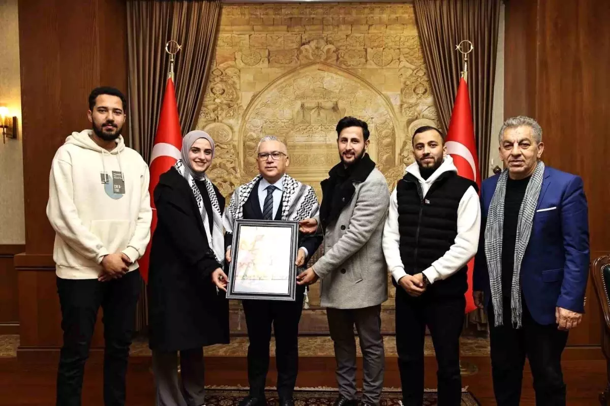 Filistinli Öğrenciler Sivas Valisi’ni Ziyaret Etti